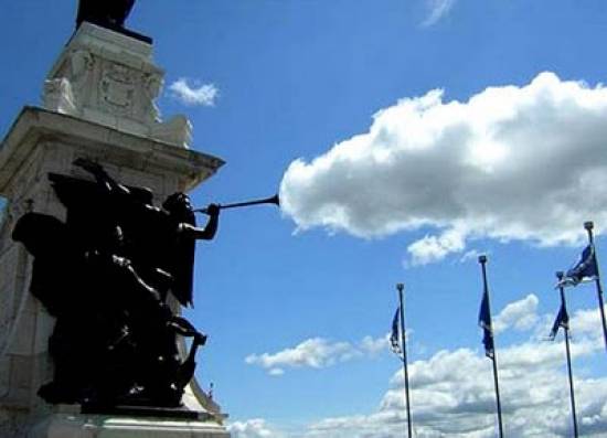thumbs_cloud-statue-illusion.jpg